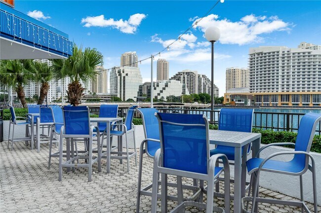 Building Photo - 825 Brickell Bay Dr