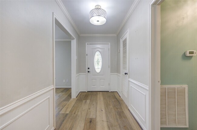 Building Photo - 5019 Oak Forest Dr