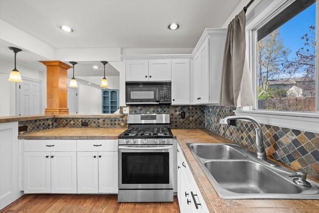 Building Photo - 5401 N Wagonwheel Trail