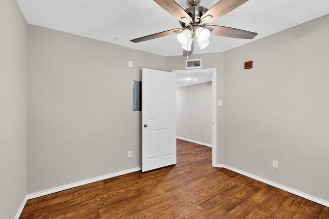 Building Photo - Stylish Upstairs Corner Unit Near Lake Ray Hubbard