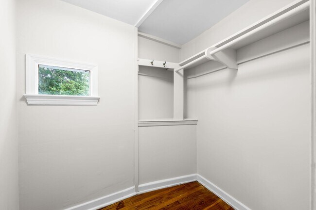Building Photo - 3 Bed 2 Bath - Takoma Park Split Level - 1...
