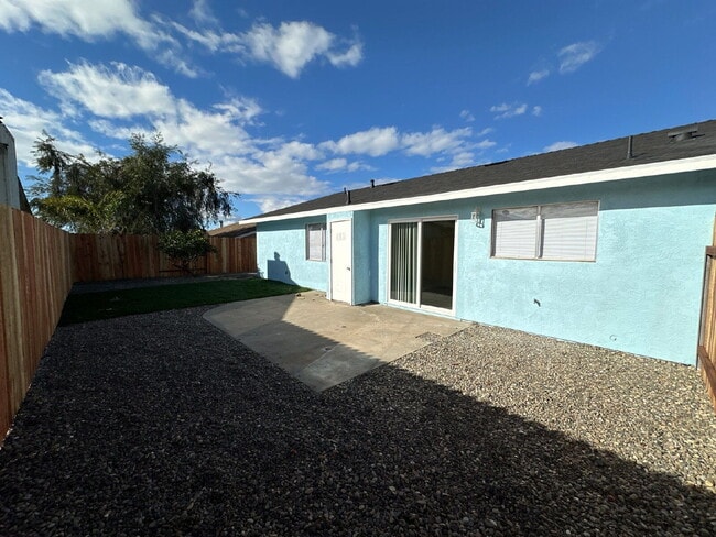 Building Photo - Single level 3BR, 2 BA, 2 car garage