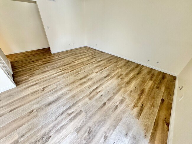 Building Photo - Stylish condo with new upgrades, tennis courts, and pool access