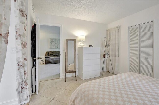 Building Photo - 9949 Twin Lakes Dr