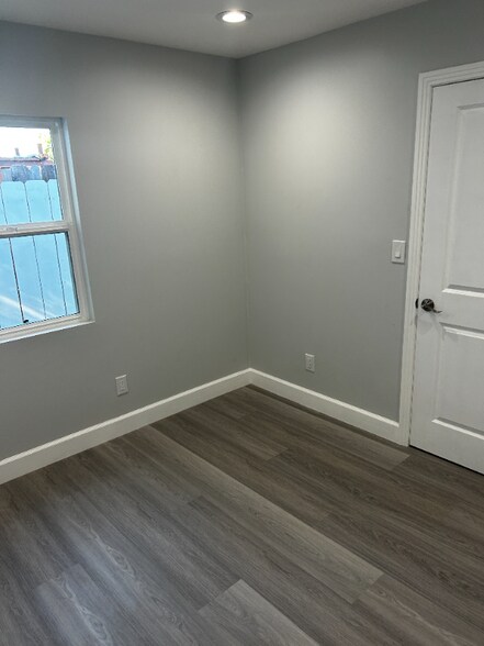 Building Photo - 7814 1/2 Lindley Ave