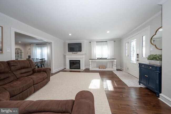 Building Photo - 227 E Hathaway Ln