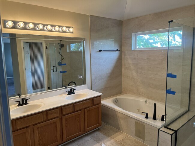 Building Photo - 437 S Orchard Dr