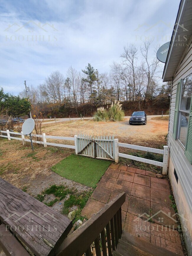 Building Photo - 924 Lebanon Rd