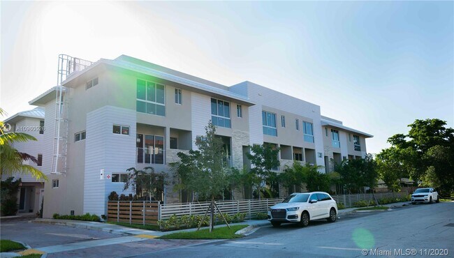 Building Photo - 628-612 NE 12th Ave