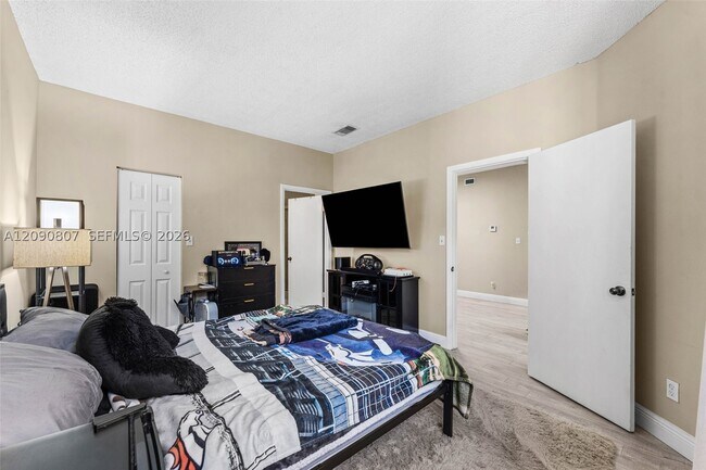 Building Photo - 680 Cypress Club Way