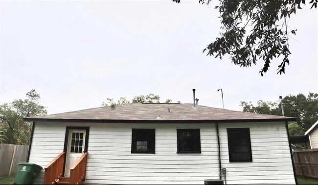 Building Photo - 5122 Higgins St