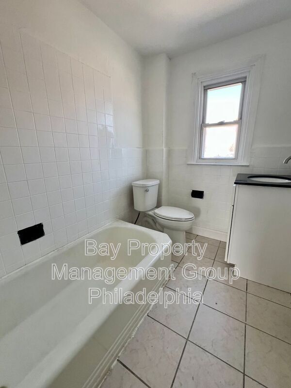 Building Photo - 812 MacDonald St