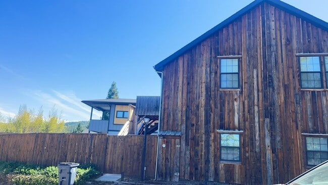 Building Photo - Peaceful 2-bedroom 1-bath Cottage with Dec...