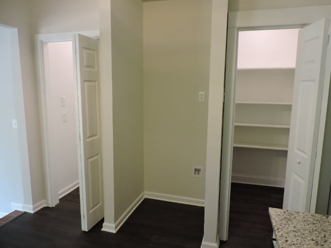 Building Photo - 414 S Reese St