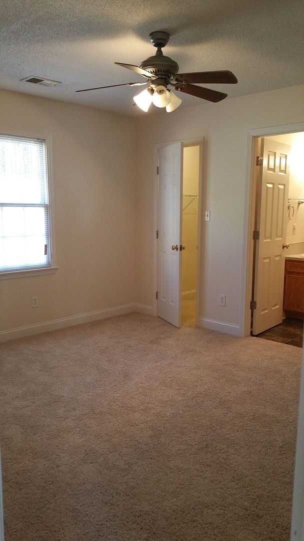 Building Photo - Available Now! Desirable 2 bed 2 bath dupl...