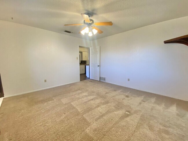 Building Photo - Pre leasing now for 4/01 move in.