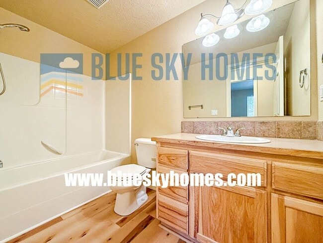 Building Photo - 1011 E Victory Rd