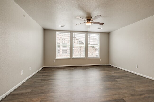 Building Photo - 221 Pk Pl Cir