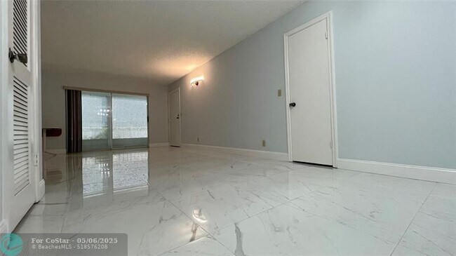 Building Photo - 6443 Bay Club Dr