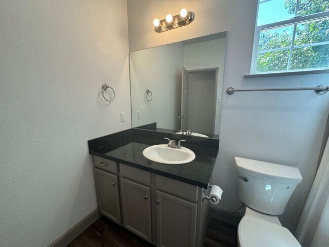 Building Photo - 2 Bed 2 Bath Town Home Available