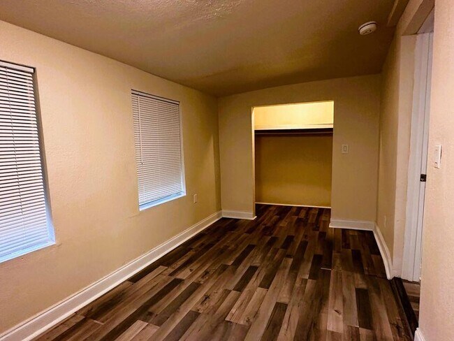 Building Photo - 808 N Palmway