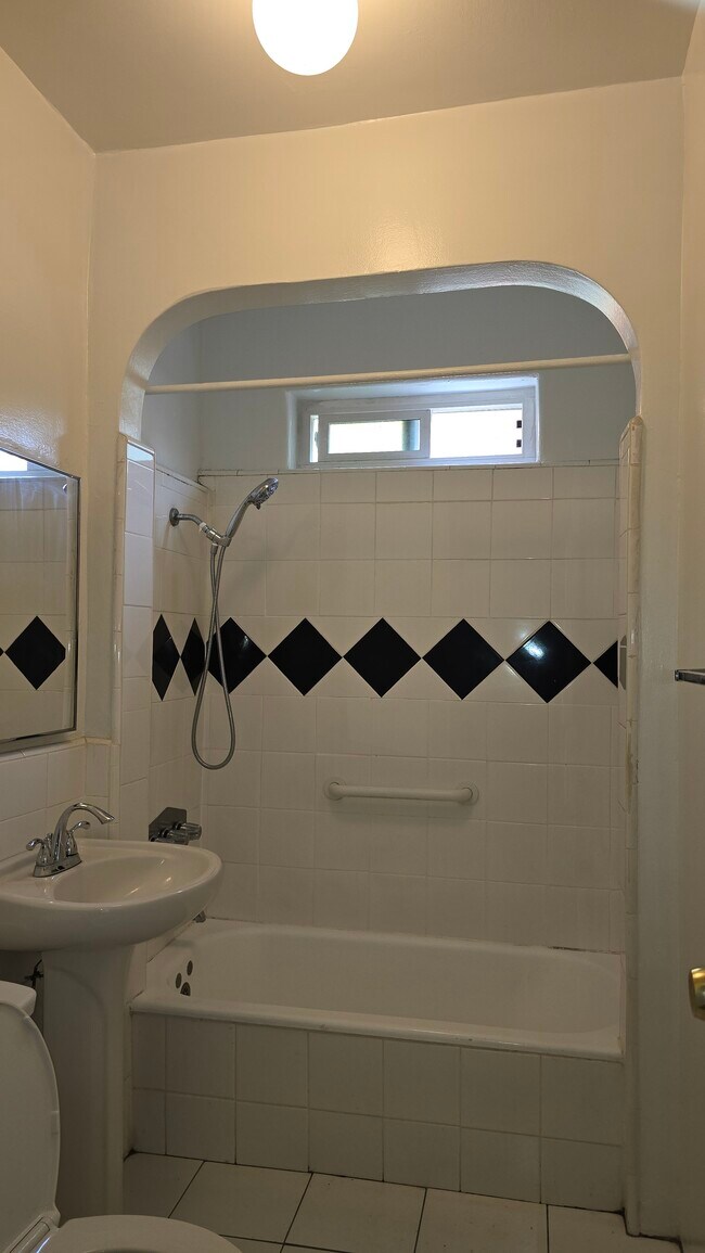 Building Photo - 2621 Wellington Rd