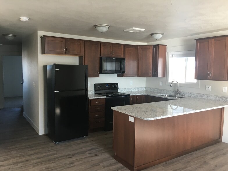 Kitchen - 668 Caribou St