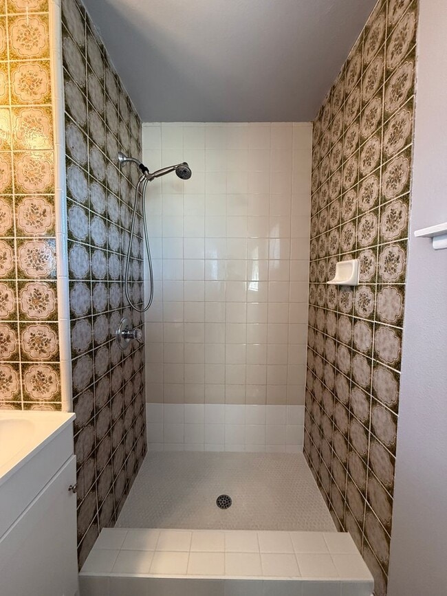 Building Photo - M12150