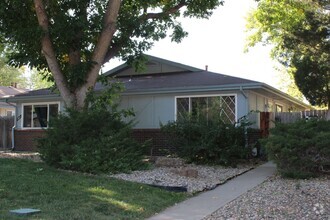 Building Photo - Lovely 2 Bedroom Townhouse