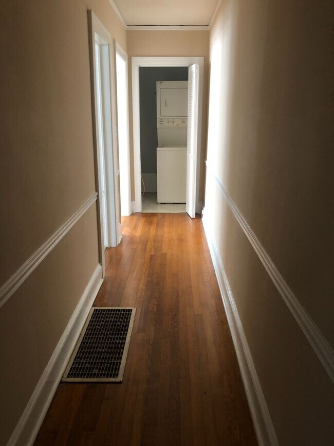 Building Photo - Move In Special 1/2 off first full month -2 Bedroom 1.5 Bathroom Duplex-