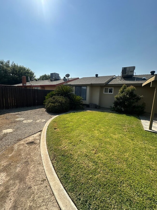 Building Photo - Charming 3 bedroom 2 bathroom home located...