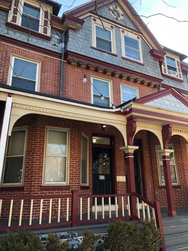 Building Photo - 802 N Van Buren St