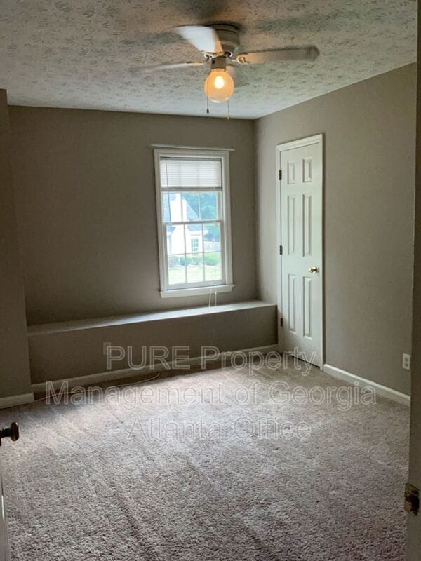 Building Photo - 743 Helga Dr NE