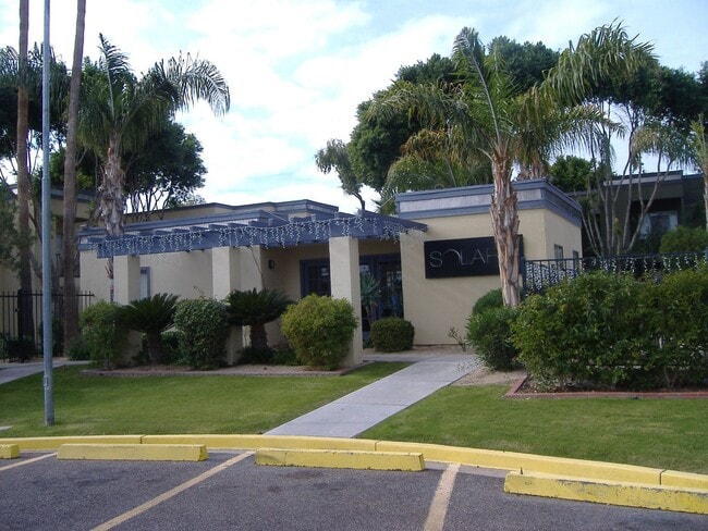 Building Photo - MELROSE DISTRICT CONDO WITH HUGE MOVE-IN SPECIAL – HALF OFF FIRST & SECOND MONTH’S RENT!