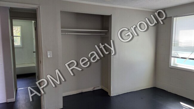 Building Photo - Two bedroom apartment off Harden Street - First Month 50% off