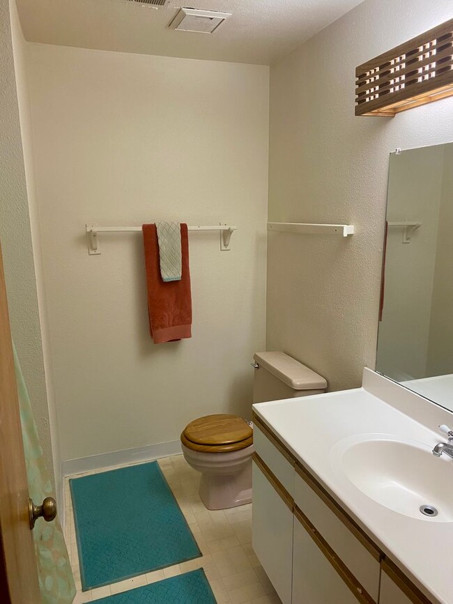Building Photo - Furnished 2-Bedroom Condo with Great Amenities