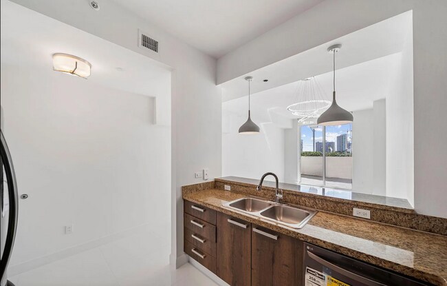 Building Photo - Breathtaking City Views from This Nordica ...