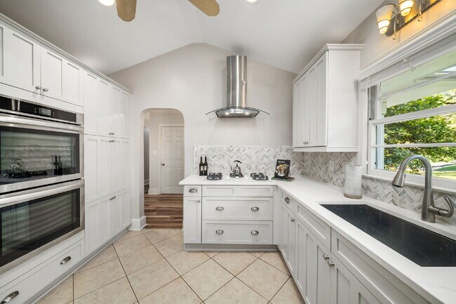 Building Photo - Move in before December 31st and get $100 OFF your rent for the first 3 months — PLUS a $250 Amaz...