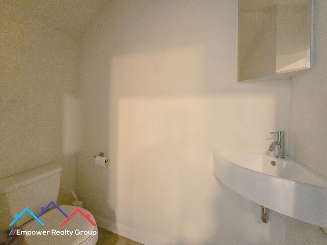 Building Photo - 1 Bed 1.5 Bath Loft in Desired Emeryville/Oakland Neighborhood