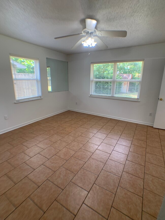 Building Photo - 707 N Lane Wells Dr