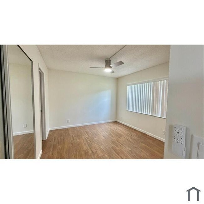 Building Photo - 819 Twin Lakes Dr