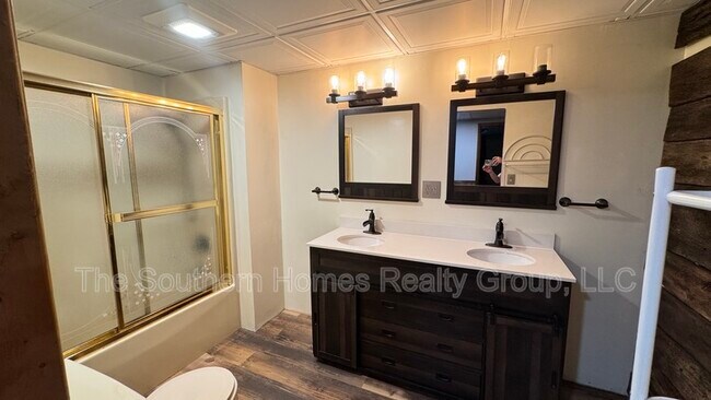 Building Photo - 1305 Ridgeway Cir