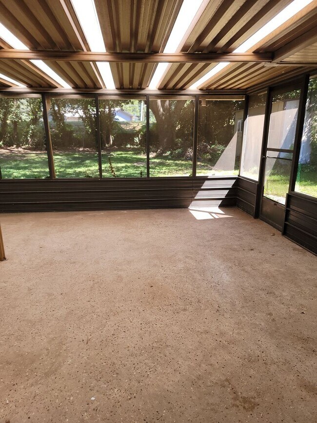 Building Photo - $500 Off 1st Month Special
