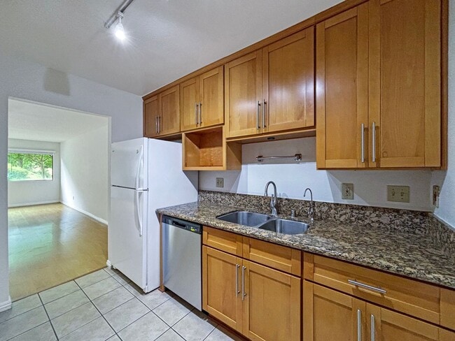 Building Photo - Charming 3BD/3BA Townhouse in University C...