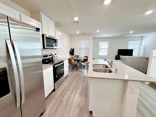 Building Photo - FURNISHED 3 BEDROOM + LOFT TOWNHOME WITH 2 CAR GARAGE