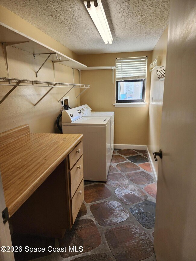 Building Photo - 1145 N Shannon Ave