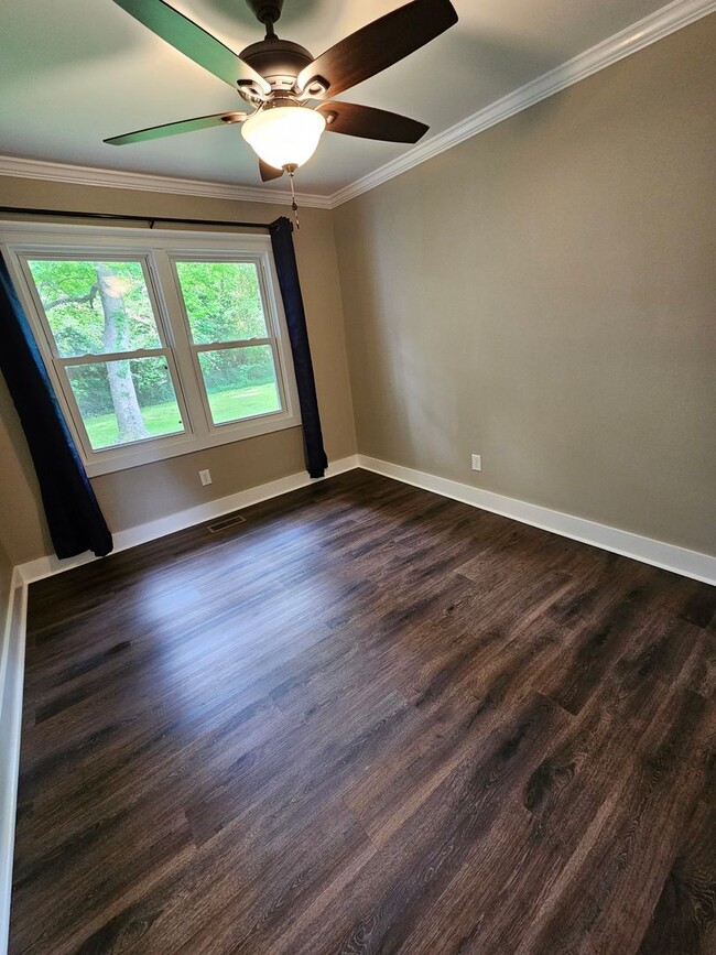 Building Photo - Well Maintained 3 Bedroom Home In The City