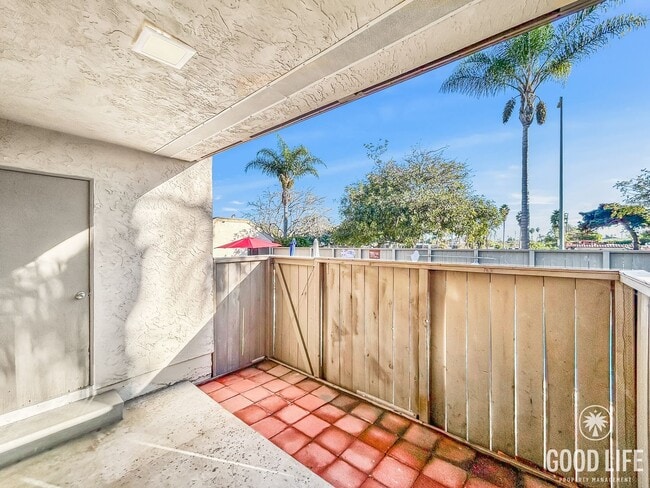 Building Photo - Beautiful 2B/2BA Condo in Pacific Beach w/ Parking & Swimming Pool!