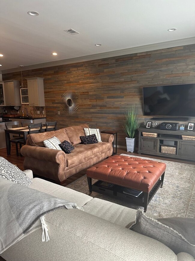 Building Photo - 3/2.5 Townhome in Burleson