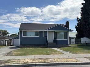 Building Photo - Like New 2 Bedroom 1 Bath Northside Home